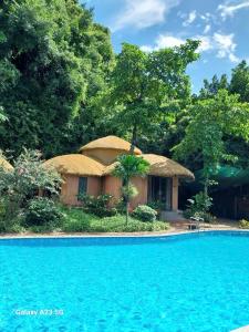 een huis met een zwembad ervoor bij Trang An Royal Bungalow in Ninh Binh