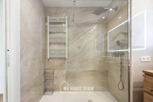 a shower with a glass door in a bathroom at MyHouseSpain - Hermosa casa con jardín en Gijón in Gijón +51 photos