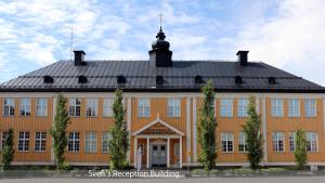 un grand bâtiment orange avec un toit noir dans l'établissement Svefi Vandrarhem - Hostel, à Haparanda