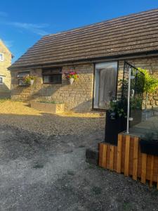 ein Haus mit Fenster und Pflanzen darin in der Unterkunft Lavender Cottage in Oundle
