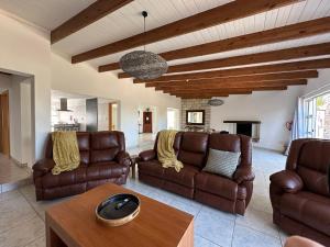 Khu vực ghế ngồi tại Poseidon Beachfront Holiday Home