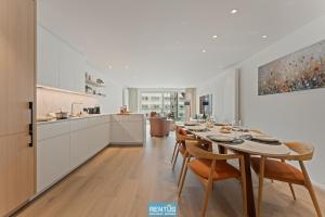 eine Küche und ein Esszimmer mit Tisch und Stühlen in der Unterkunft Newport 2 - Luxury apartment near the sea in Nieuwpoort Bad in Nieuwpoort