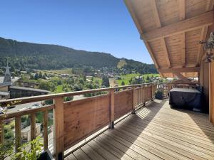 balcón de madera con vistas a las montañas en ELI422 Appartement standing 6 pers centre village, en Les Carroz d'Araches