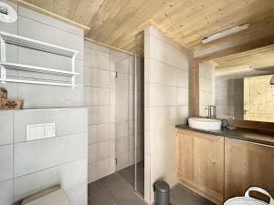 Un baño con lavabo, ducha e inodoro. en ELI422 Appartement standing 6 pers centre village, en Les Carroz d'Araches