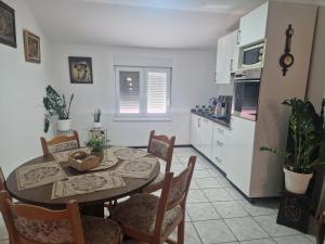 Η κουζίνα ή μικρή κουζίνα στο Apartman DELUXE