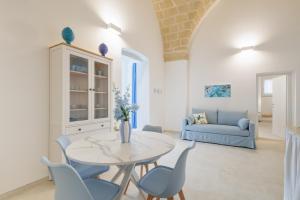 a living room with a table and chairs and a couch at B&B Cieli Blu in Castellaneta