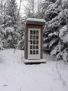 Το Yurt Nestled in Nature on Community in Nova Scotia, Canada τον χειμώνα