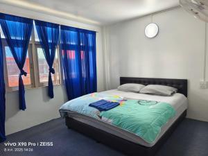 ein Schlafzimmer mit einem Bett, blauen Vorhängen und einem Fenster in der Unterkunft Banphe​ Hostel in Ban Phe + 37 Fotos