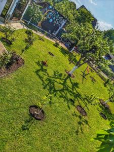 Κήπος έξω από το Thee&Thou Cottage