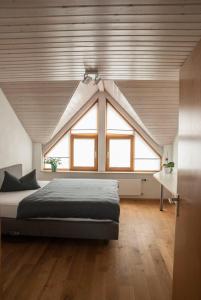 1 dormitorio con cama y ventana grande en Briem Wohngefühl Vermietung en Filderstadt