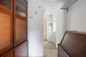 Habitación con pasillo con puerta y TV en Casa Luciana Castelnuovo, en Castelnuovo Magra 26 fotos más