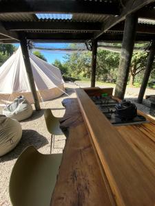 Χώρος καθιστικού στο Off-Grid Bell Tent Glampsite Overlooking Creek, with Outdoor Fireplace in Waikato, New Zealand