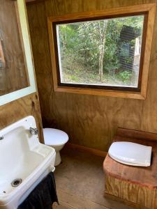 Ένα μπάνιο στο Off-Grid Bell Tent Glampsite Overlooking Creek, with Outdoor Fireplace in Waikato, New Zealand