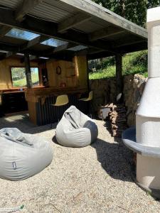 Χώρος καθιστικού στο Off-Grid Bell Tent Glampsite Overlooking Creek, with Outdoor Fireplace in Waikato, New Zealand