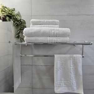Un montón de toallas en un toallero en un baño. en Studio Tabacariei 5B, en Tăbăcărie
