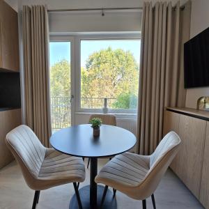 Habitación con mesa, 2 sillas y ventana en Studio Tabacariei 5B, en Tăbăcărie 17 fotos más