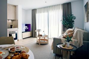 un soggiorno con un divano e un tavolo di REM II Torrevieja a Torrevieja