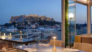 Un restaurante con vistas a la ciudad en Elia Ermou Athens Hotel, en Atenas