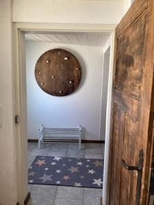 a hallway with a door and a bench in a room at Haus Buckaroo – Rancho el Rosal in Bad Mergentheim