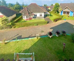 une vue aérienne d'une maison avec une cour dans l'établissement Hotel O Bougenville Resort, à Cianjur