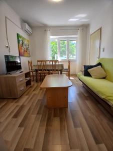 Televisyen dan/atau pusat hiburan di Apartment Luka