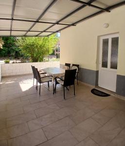 Kawasan patio atau luaran di Apartment Luka