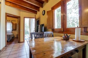 eine Küche mit einer hölzernen Arbeitsplatte in einem Zimmer in der Unterkunft Casita Feliz - Casa Rural Tasarte by Villas Rivero in Tasarte + 35 Fotos