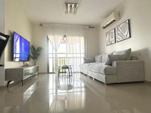 a living room with a couch and a television at בית יפה-casa Bella in Qiryat Shemona