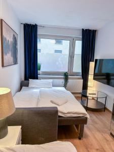 ein Schlafzimmer mit zwei Betten und einem Flachbildfernseher in der Unterkunft Apartment with kitchen, bed, sofa in Essen + 7 Fotos