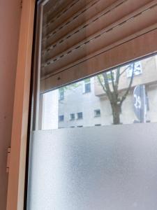 ein Fenster mit einer Tür und einem Straßenschild dahinter in der Unterkunft Apartment with kitchen, bed, sofa in Essen