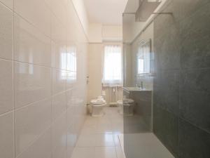 Bilik mandi di I-Host Apartment - Marochetti 10 +30 gambar