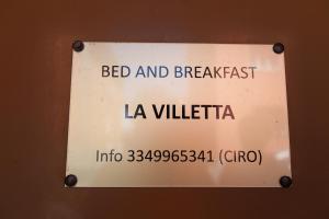 un panneau sur un mur qui indique la chambre d'hôtes la villita dans l'établissement Ciro BED AND BREAKFAST la villetta, à Pioltello