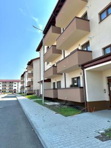 an empty street in front of an apartment building at RelaxMontan Apartment Sanpetru in Sînpetru