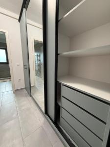 a room with a walk in closet with a mirror at RelaxMontan Apartment Sanpetru in Sînpetru