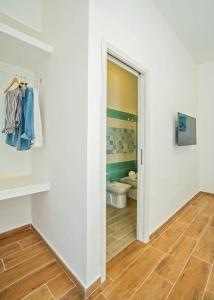 Sea Dream Camere في أغروبولي: حمام مع مرحاض وباب لغرفة