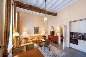 ein Wohnzimmer mit Sofa und Tisch in der Unterkunft Corneli Residenties - Chateau St Gerlach in Valkenburg