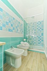 Sea Dream Camere في أغروبولي: حمام مع مرحاض ومغسلة ودش