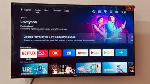 una pantalla de televisión con un sitio web en Bumble bee Jaipur, en Jaipur