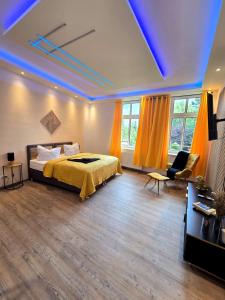 ハルバーシュタットにあるStilvoll zu Hause mit Charme, bis zu 7 Personenのベッドとソファと窓のある寝室