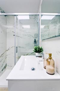 un bagno con lavandino e doccia di REM II Torrevieja a Torrevieja