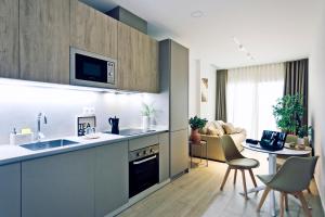 una cucina con un lavello e un piano di lavoro di REM II Torrevieja a Torrevieja Altre 28 foto