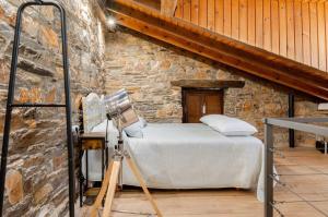 a room with a bed in a brick wall at VUT La casita del Pajar in Vega de Espinareda