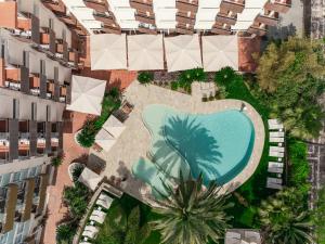 Piscina a Mònica Hotel o a prop