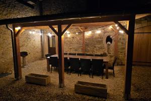una sala da pranzo con tavolo e sedie di notte di Family or friends getaway in Lureuil 5 bedrooms terrace air condition a Lureuil
