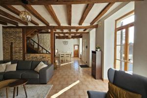 un soggiorno con un divano e un tavolo di Family or friends getaway in Lureuil 5 bedrooms terrace air condition a Lureuil Altre 41 foto