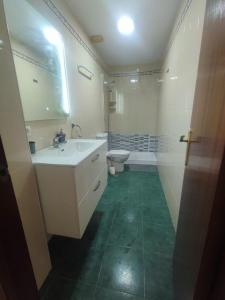 サンルーカル・デ・バラメダにあるApartamento Plaza Altaの白い洗面台とトイレのあるバスルーム