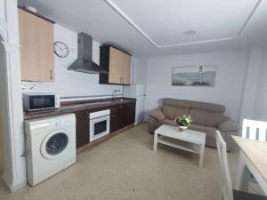 サンルーカル・デ・バラメダにあるApartamento Plaza Altaのキッチン(洗濯機、ソファ付) +9枚の写真