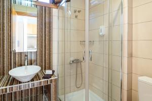 Et badeværelse på Almare Seaside Studios Valtos Parga + 28 billeder