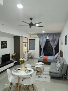 Μια τηλεόραση ή/και κέντρο ψυχαγωγίας στο Alinea suites service near by shah alam