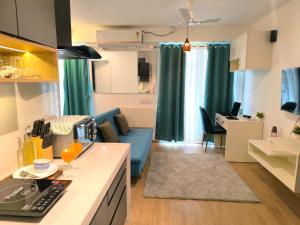 Η κουζίνα ή μικρή κουζίνα στο Orraica Stays Neon Hometels